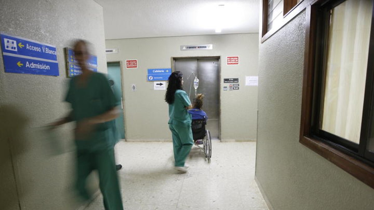 Profesionales sanitarios en el Hospital de León. JESÚS F. SALVADORES