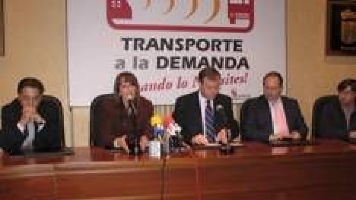 Antonio Silván hizo la presentación del transporte a la demanda de la zona de Boñar