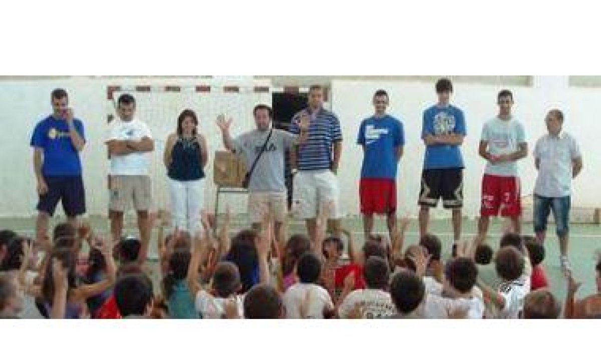 El presidente, el entrenador y varios jugadores de Baloncesto León, en el campus.