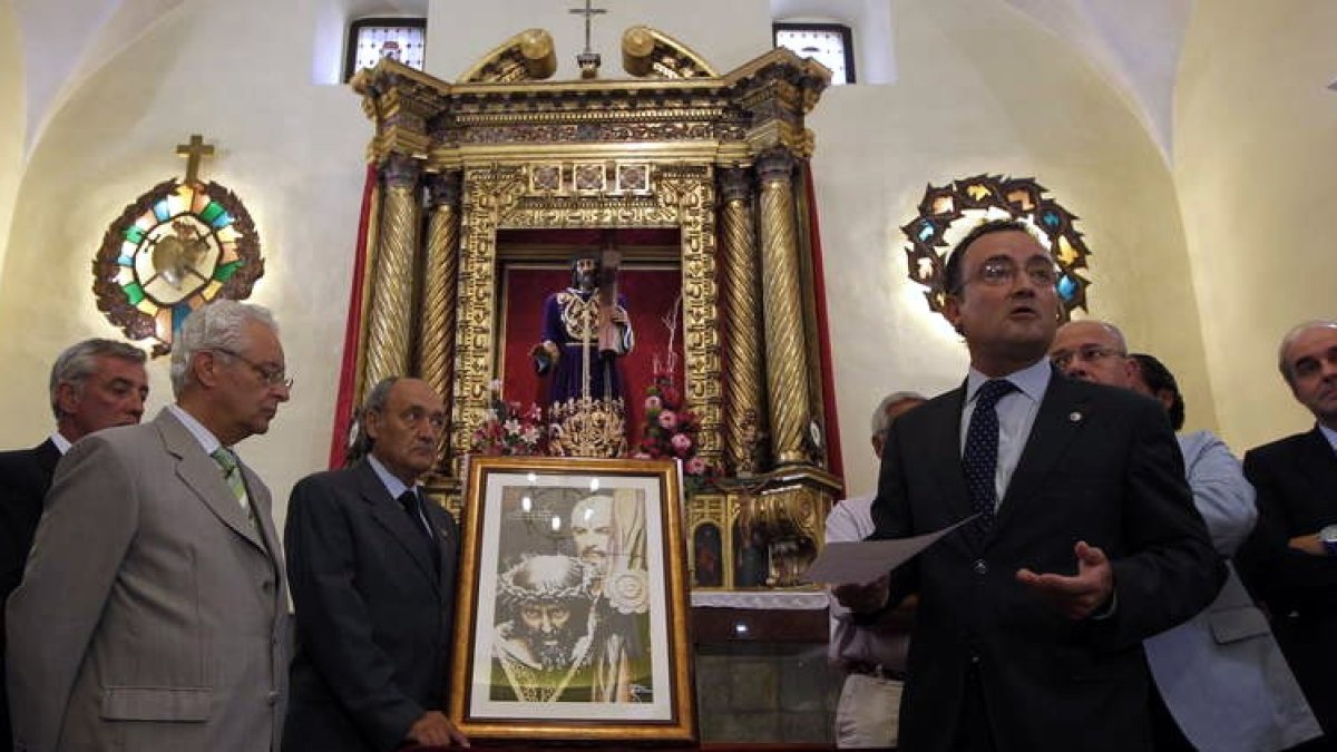 El abad Fernando Salguero junto al cartel oficial de la participación leonesa en la JMJ