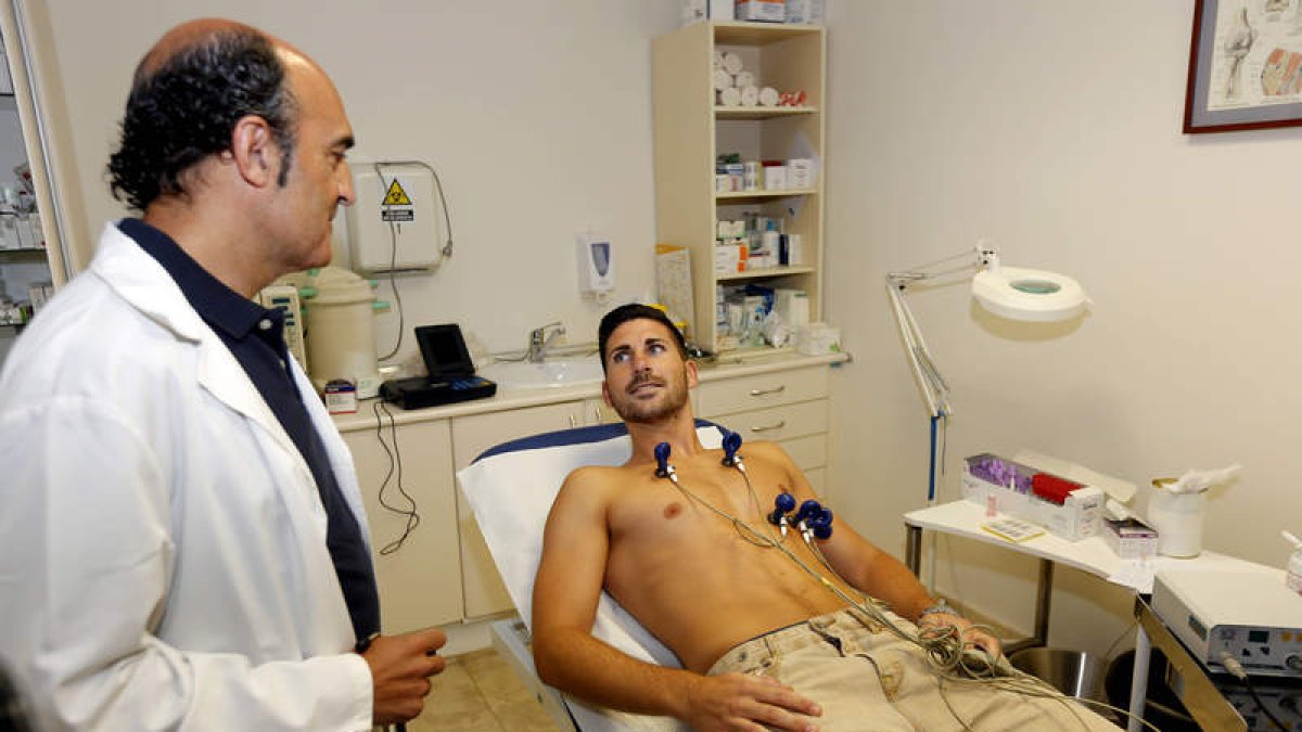 El médico de la Cultural, Salustiano López Contreras, comenzará mañana los reconocimientos a los jugadores. MARCIANO PÉREZ