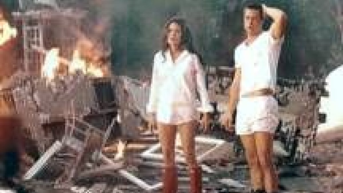 Los dos agentes, Jolie y Pitt, tienen que huir del enemigo común