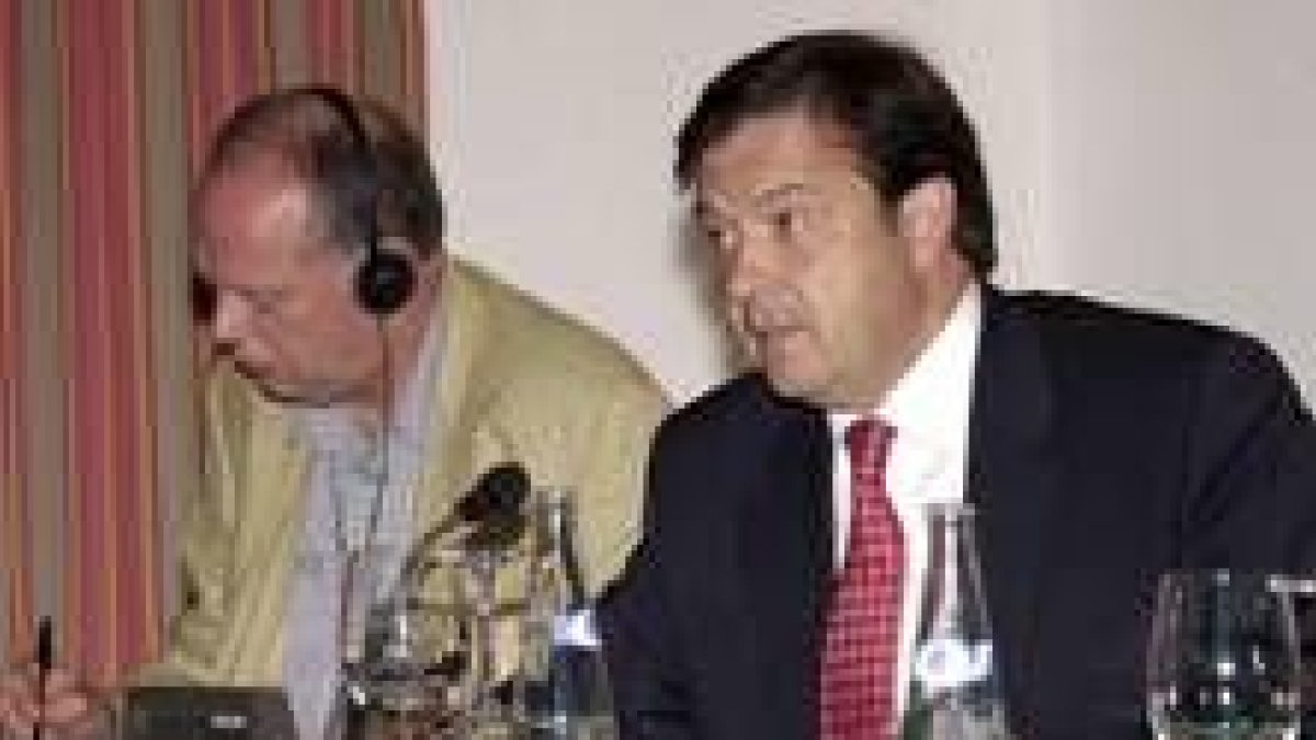 Alberto Sáiz junto al periodista británico Nick Fielding, ayer durante su intervención en Toledo