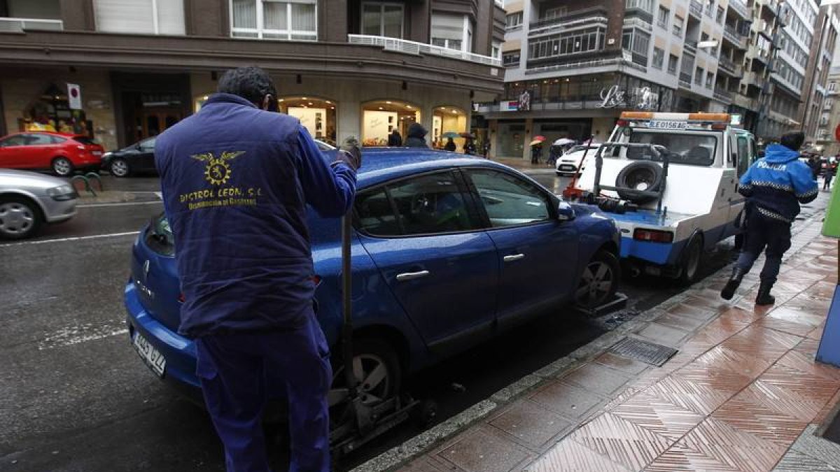 La grúa se lleva un coche de una calle de León