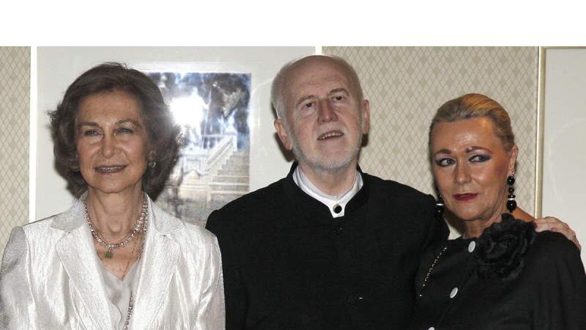 La reina, el director de orquesta Jesús López Cobos y su mujer, en el Auditorio Nacional.