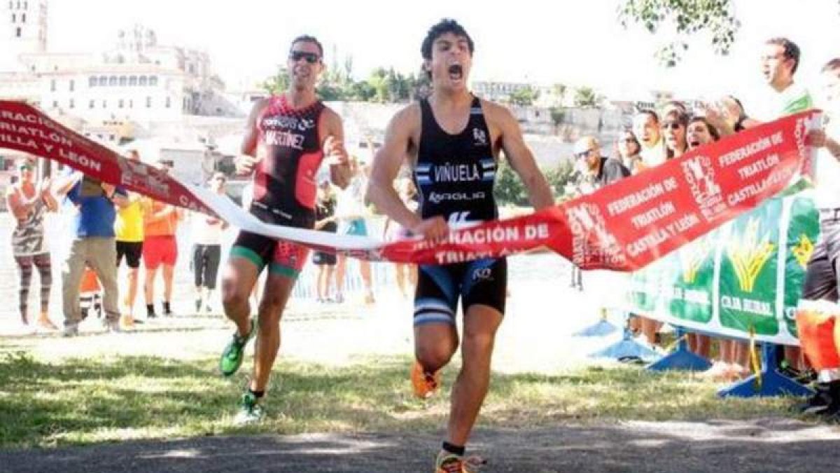 Kevin Viñuela celebra efusivamente su triunfo en la meta.