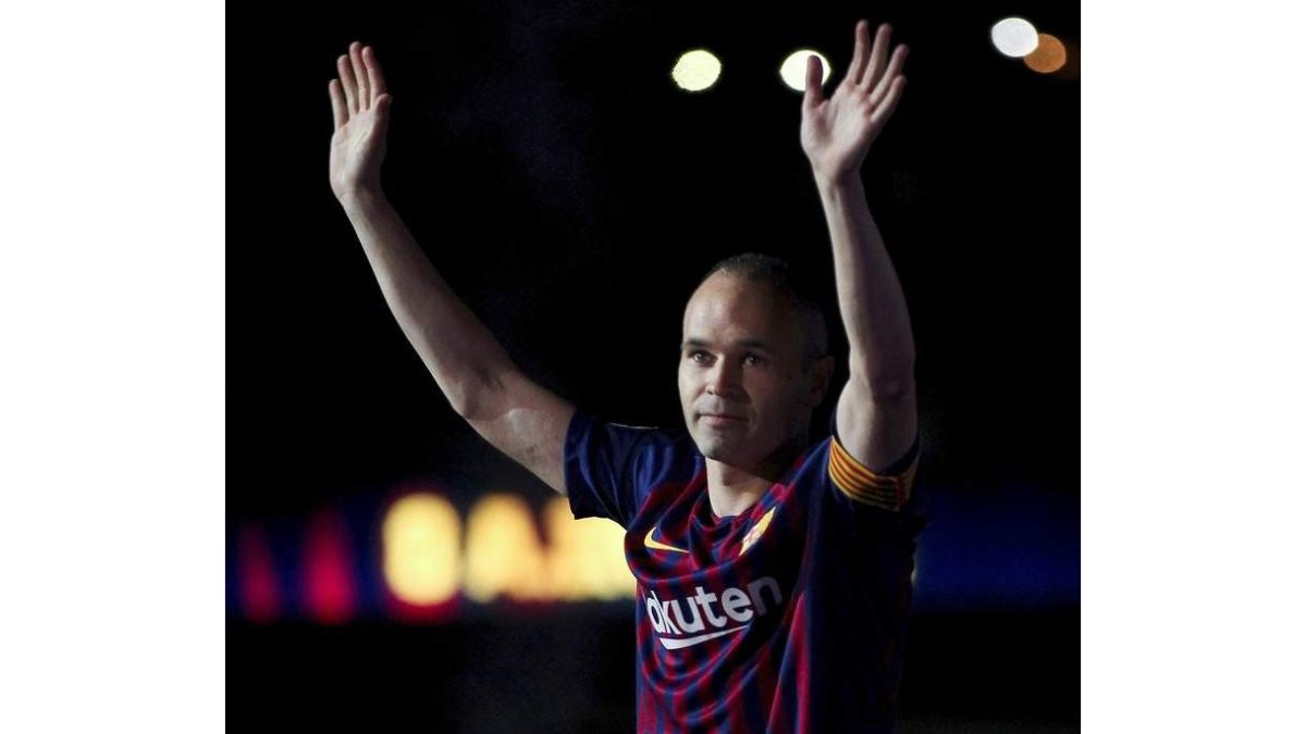 Iniesta saludó a los miles de aficionados en la fiesta de despedida en el Camp Nou. ENRIC FONTCUBERTA
