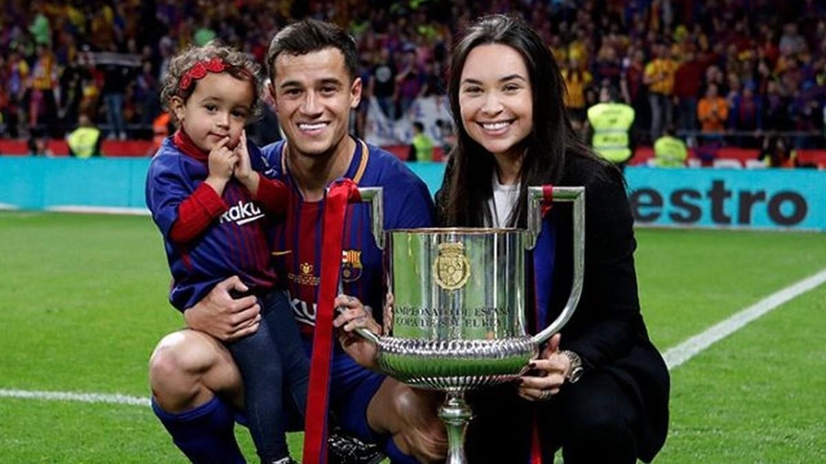 Coutinho posa con el trofeo de la Copa del Rey junto a su mujer y su hija. /