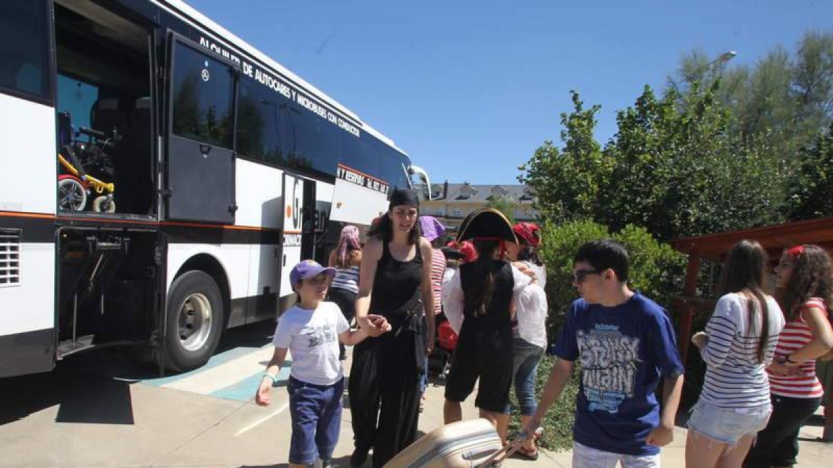Los participantes en el campamento llegaron ayer al Bosque de los sueños.