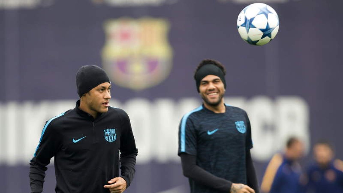 Neymar y Alves en el entrenamiento que el equipo azulgrana realizó antes de partir a Bielorrusia.