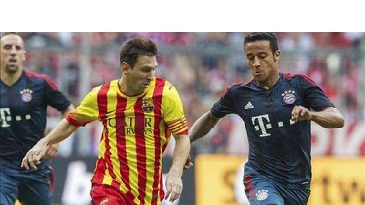 Messi, seguido por Thiago, en el partido del Barça en Múnich.