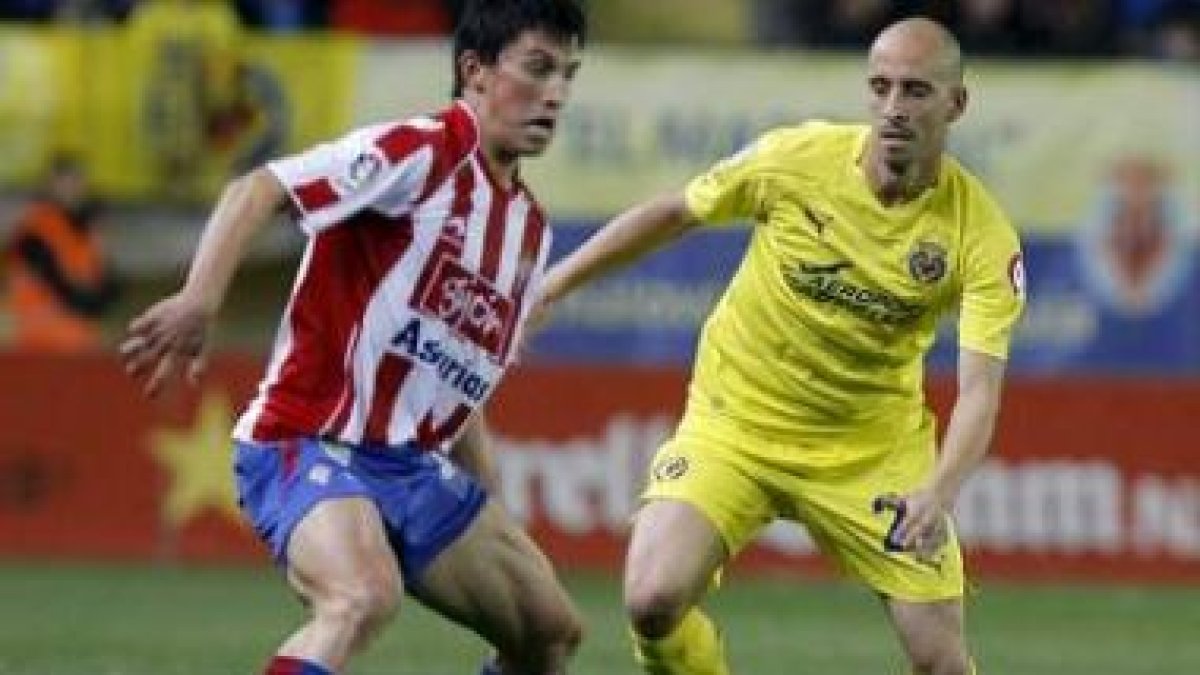 Castro controla el balón ante el centrocampista del Villarreal Borja Valero.