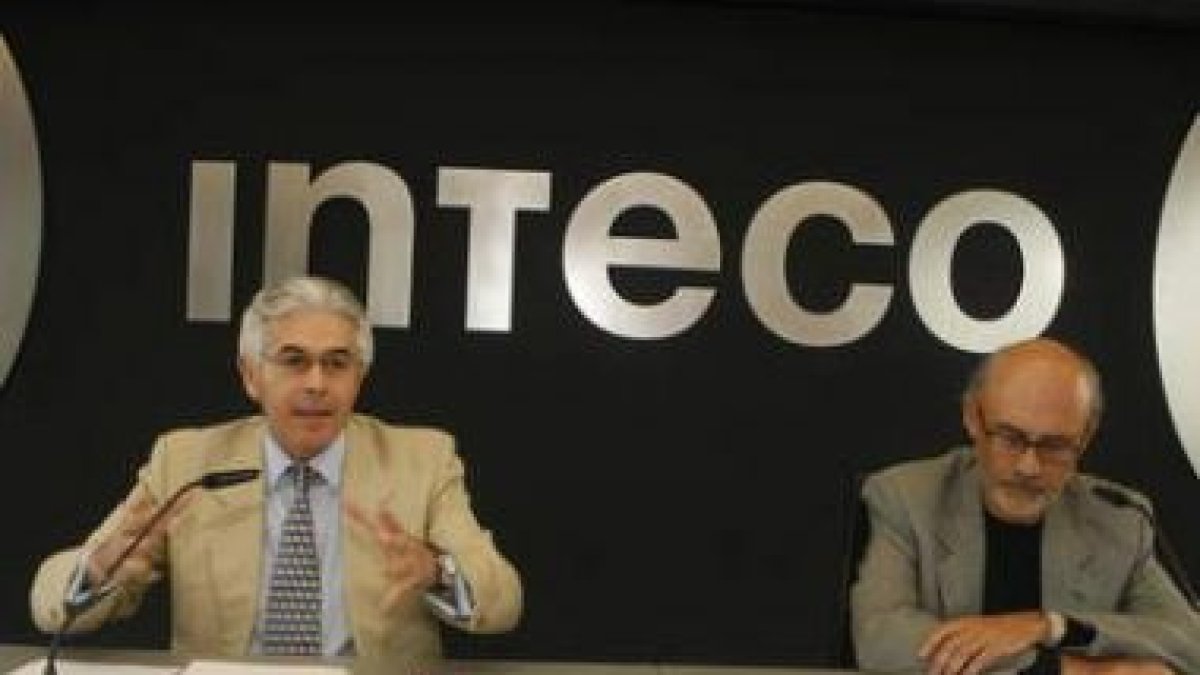 Francisco Ros y Víctor Izquierdo, en la rueda de prensa posterior al consejo de administración.