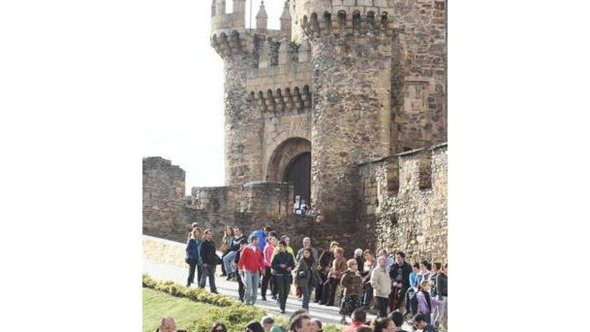 Los visitantes se apelotonaron todo el puente a las puertas del Castillo de los Templarios.
