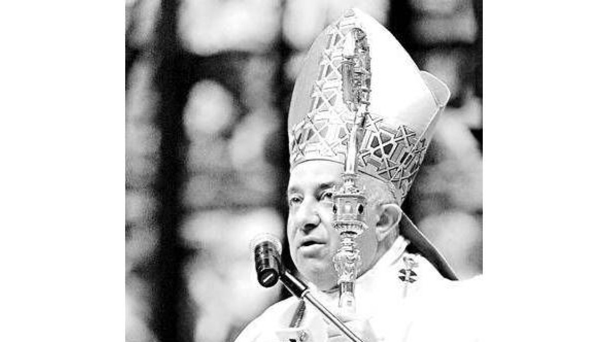 Dionigi Tettamanzi es arzobispo de Milán