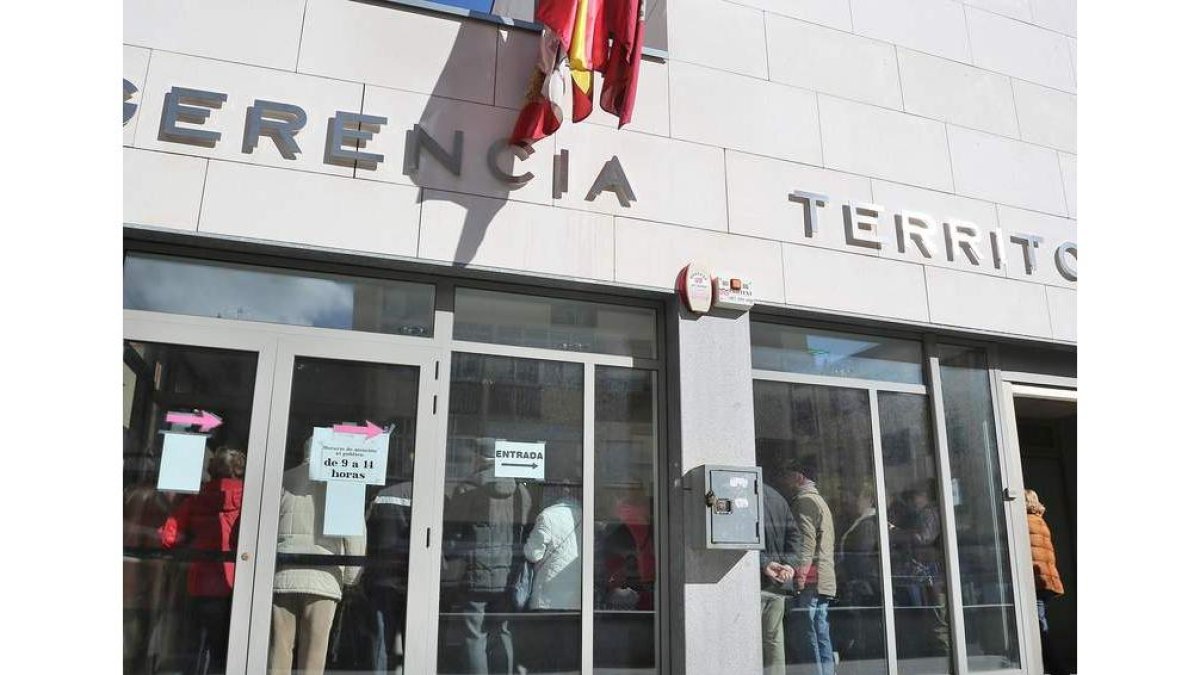 Colas, ayer, en la Gerencia Territorial para presentar las solicitudes.