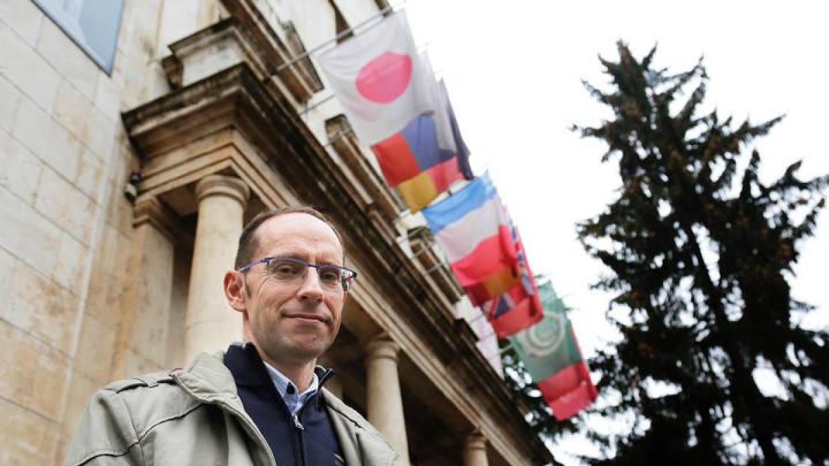Óscar Fernández Álvarez es el director del Instituto Confucio en León.