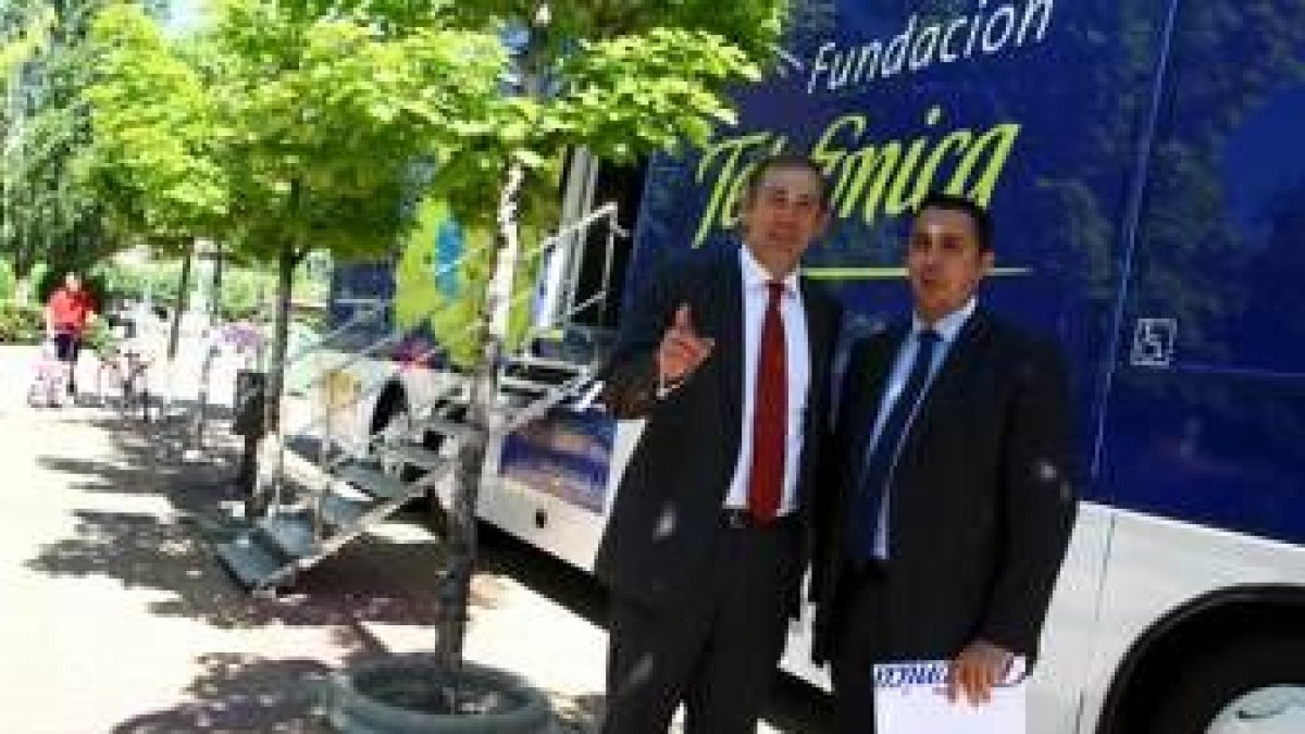 El concejal Vicente Canuria conversa con el director autonómico de Telefónica, Juan Carlos Morán