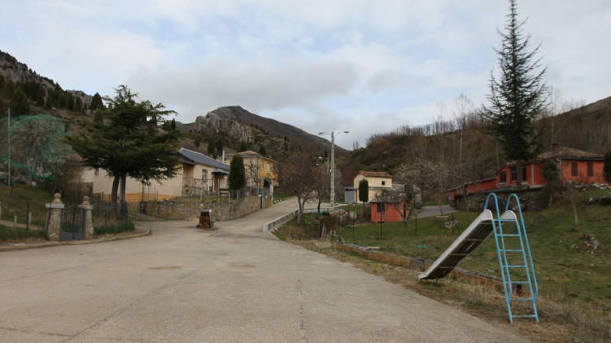 El pueblo cuenta con un moderno sistema de alumbrado y de suministro de agua.