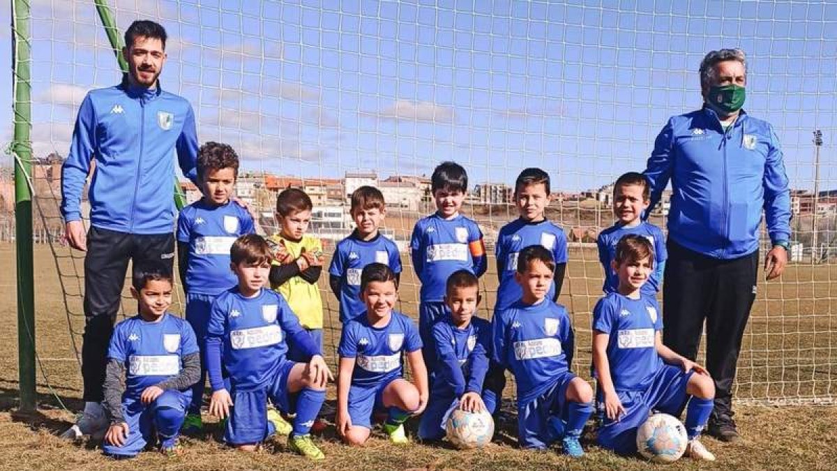 Los futbolistas Marco, Ian, Dani Jáñez, Eric, Hugo Cepeda, Raúl Ander (de izquierda a derecha de pie), Dani Hristo, Javi, Hugo Alonso, Luca, Thiago y Efrén (abajo), junto al entrenador Álex Cañero y el delegado Marcelino componen el CD Astorga prebenjamín. DL
