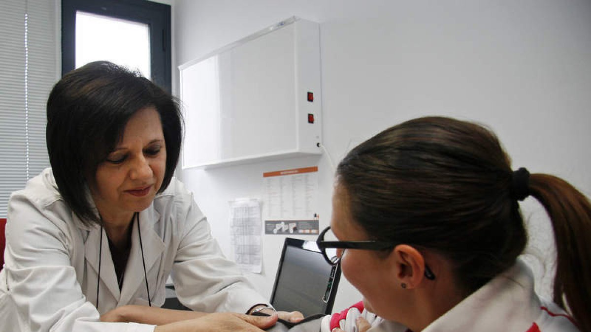 La doctora De la Iglesia con su paciente Jessica. OTERO PERANDONES