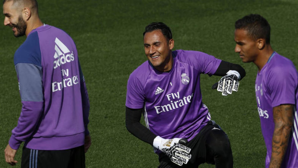 El portero Keylor Navas (centro) entra en la convocatoria para enfrentarse a Las Palmas. KIKO HUESCA