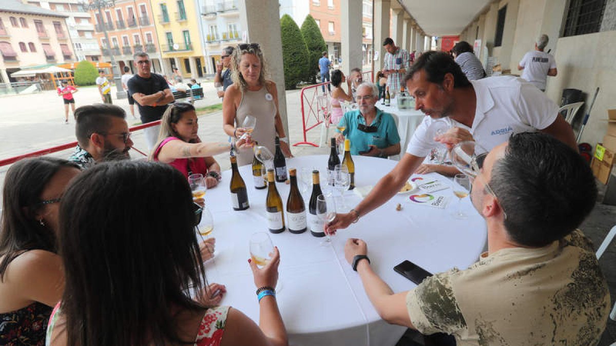 Los actos de la mañana contaron con música en la plaza del Ayuntamiento y catas de vinos. L. DE LA MATA