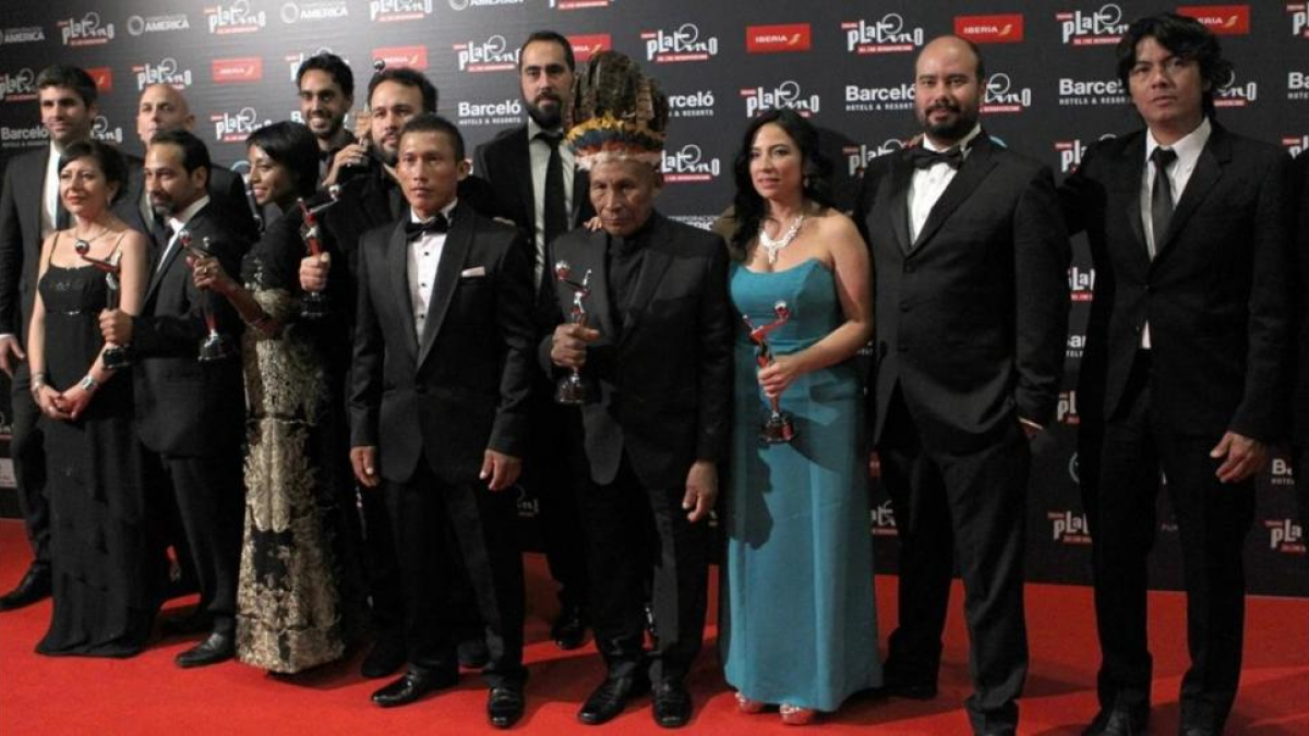 El equipo de la película ganadora en los premios Platino, 'El abrazo de la serpiente', posa para la prensa, el domingo en Punta del Este (Uruguay).