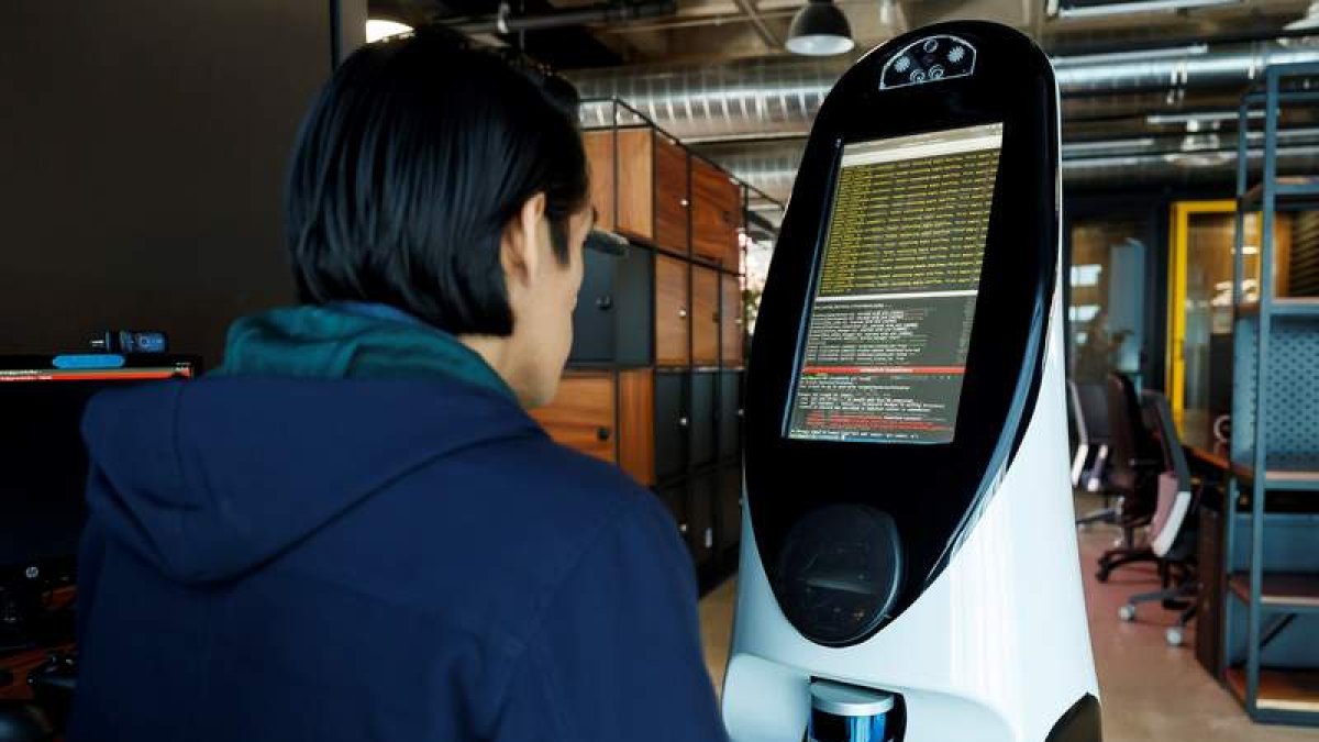 El robot chequea a un ciudadano en busca de síntomas de coronavirus. JOSÉ MÉNDEZ/EFE