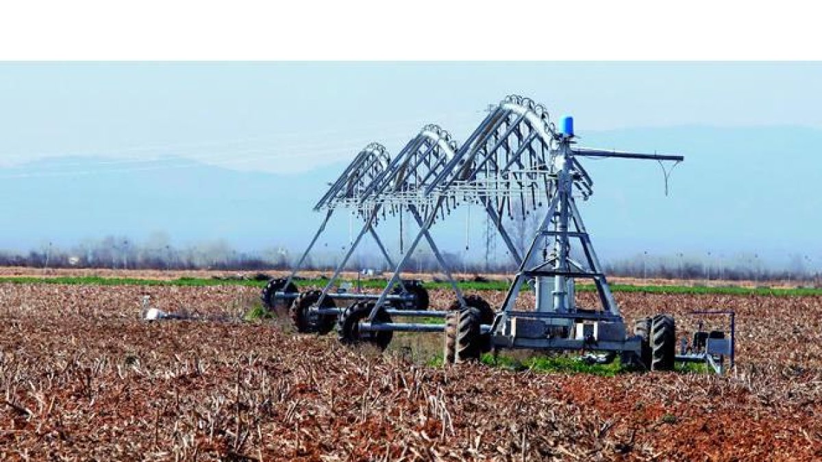 Un pívot de riego parado durante el invierno, periodo del año en que no consume energía alguna. MARCIANO PÉREZ