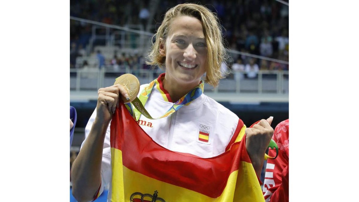 Mireia Belmonte celebra el oro tras ganar la final de los 200 metros mariposa de natación. LAVANDEIRA JR