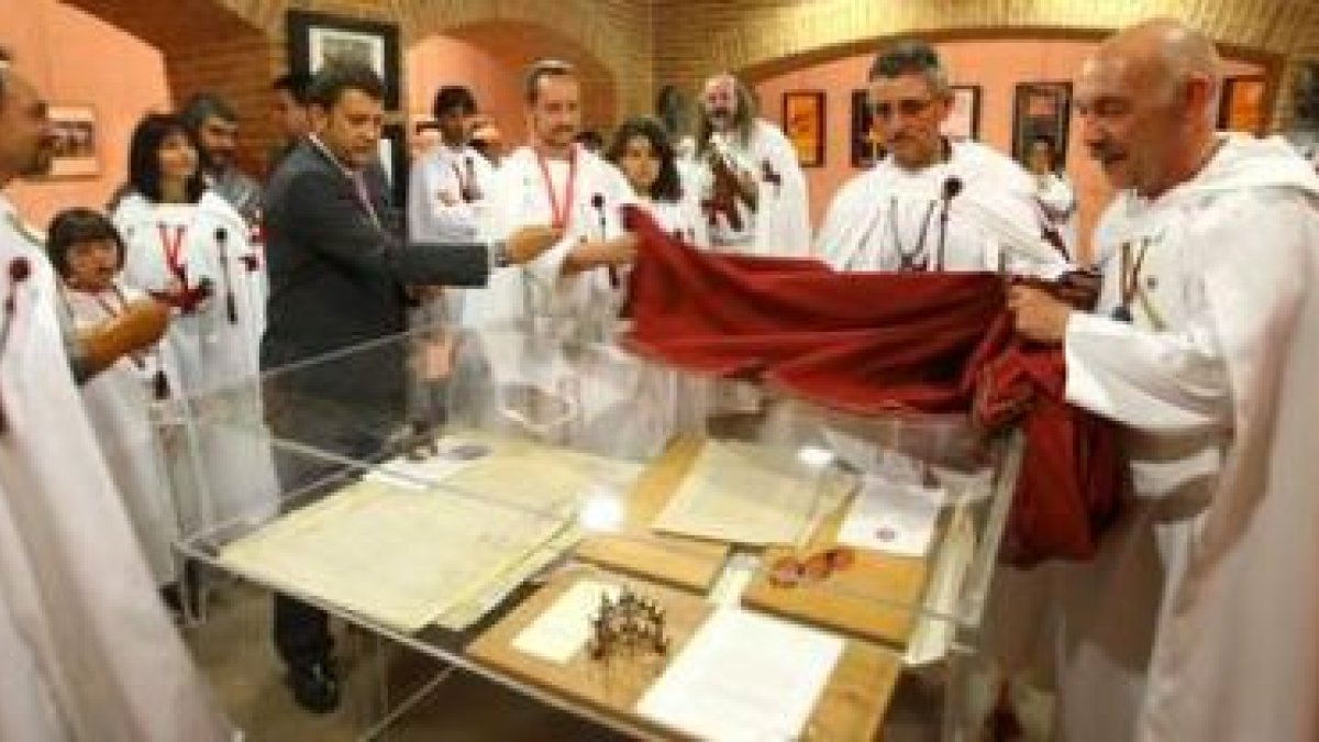 Carlos López Riesco presentó los legajos en la cripta del Museo junto a la Asociación de Amigos de l