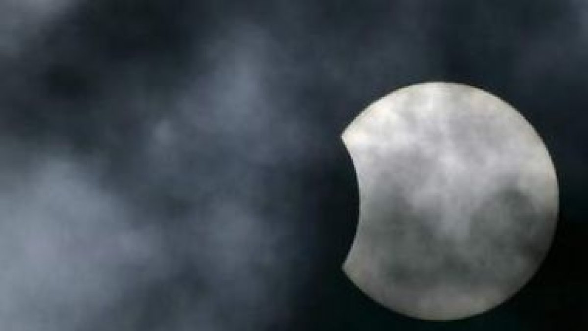 La Luna cubre parcialmente el Sol durante un eclipse solar en Zúrich, Suiza.