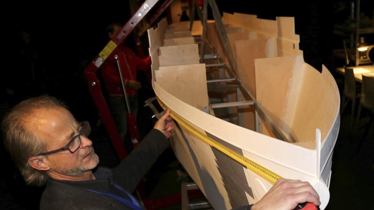 Enric Calvo junto a una de las maquetas de reconstrucción del Titanic que forma parte de la muestra en Granada.