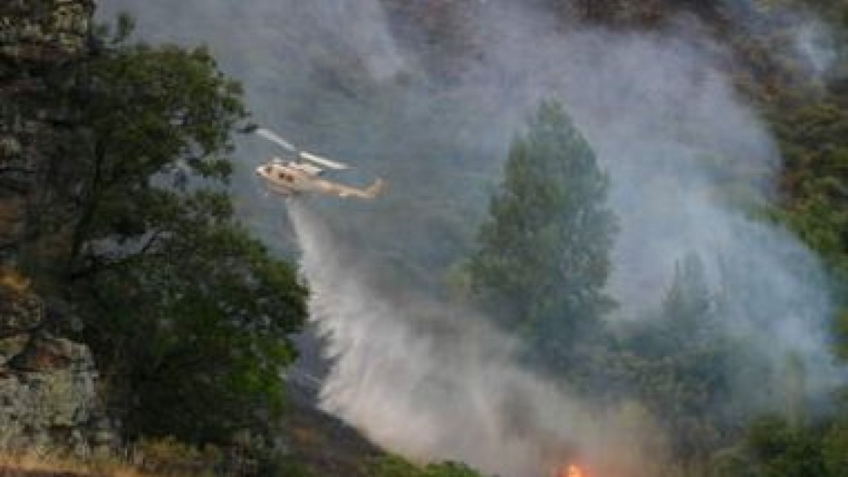 Un helicóptero estuvo ayer toda la mañana vertiendo agua en el monte próximo a Silván.