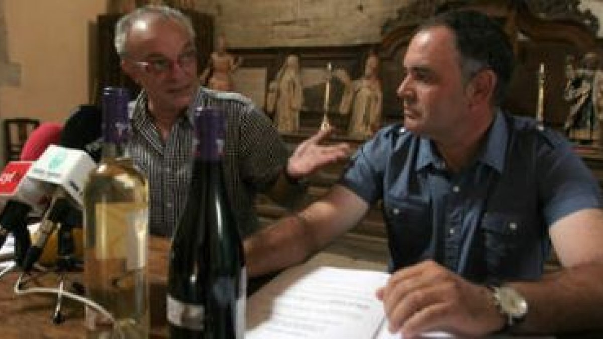 El párroco de la iglesia del Monasterio de Carracedo, Jesús Álvarez, y el presidente del Consejo Reg