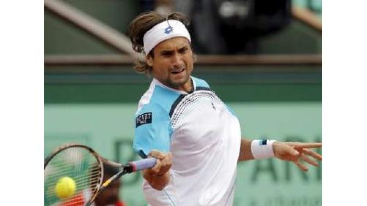 David Ferrer devuelve la bola al finlandés Jarkko Nieminen.
