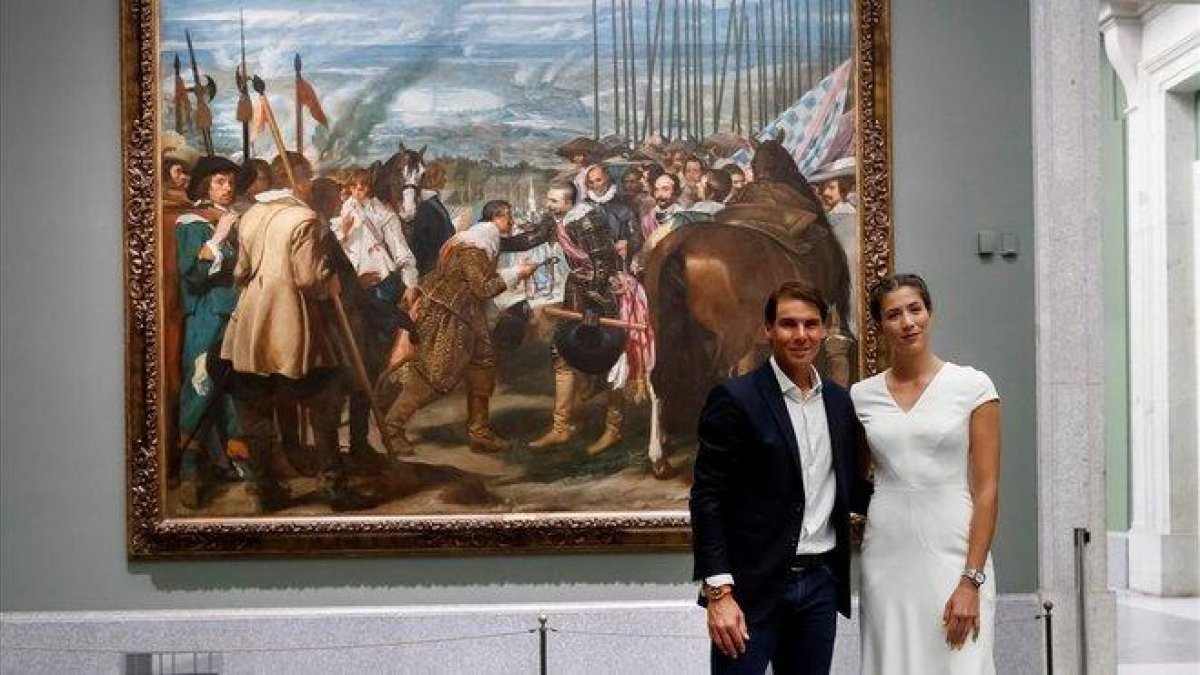 Rafael Nadal y Garbiñe Muguruza posan delante del cuadro de Velázquez. La rendicion de Breda en el Museo del Prado.