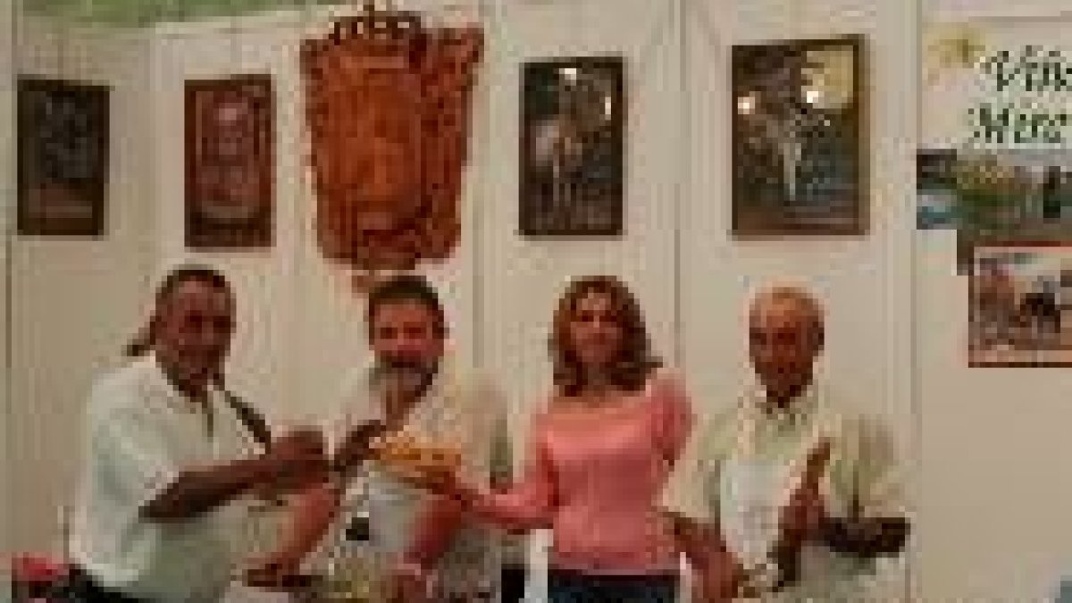Tres miembros de la asociación de productos de cecina de chivo de Vegacercevera, junto a un cliente