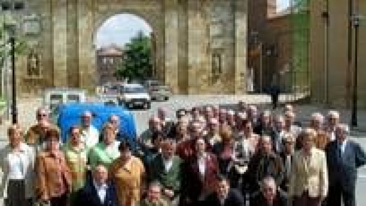 Los prejubilados de Caja España durante un momento de la visita de ayer a Sahagún