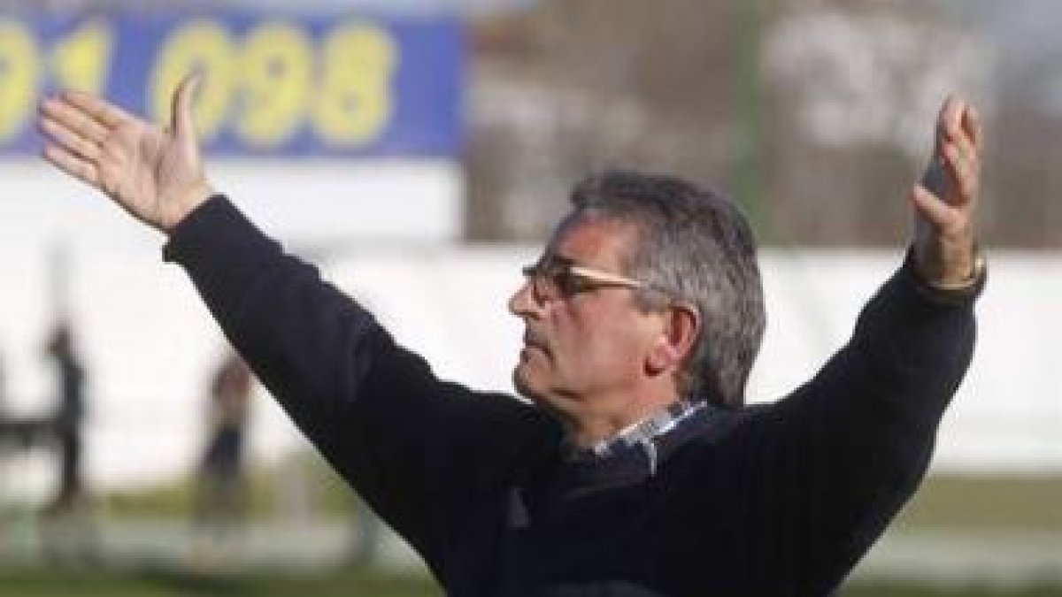 Simón Pérez seguirá ocupando el banquillo maragato.