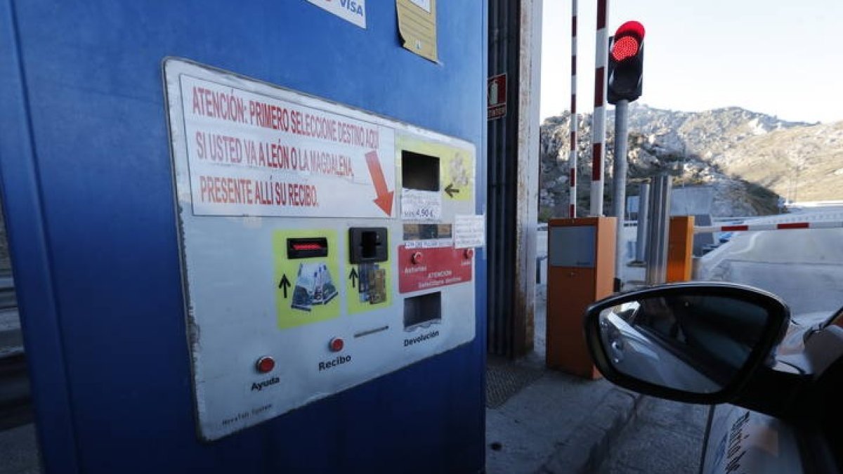 Puesto del peaje en la autopista León-Asturias. RAMIRO