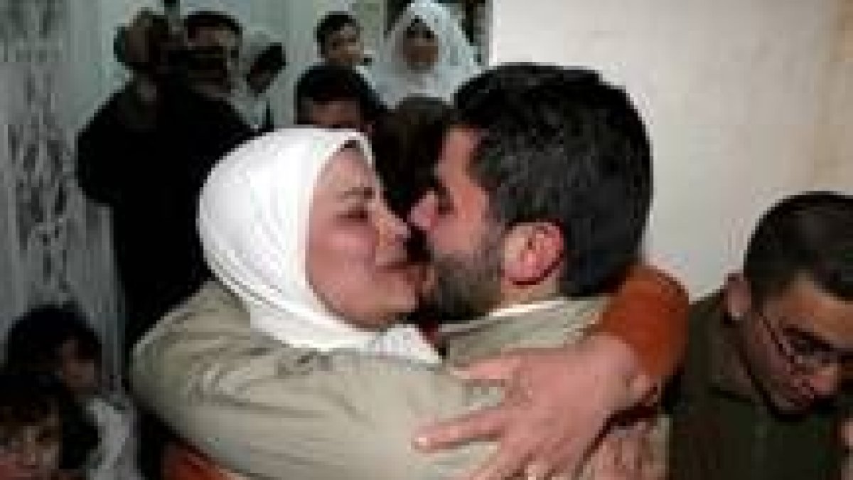 El palestino Maher Zoher, miembro de la Yihad, besa a su mujer tras pasar cinco años preso en Israel