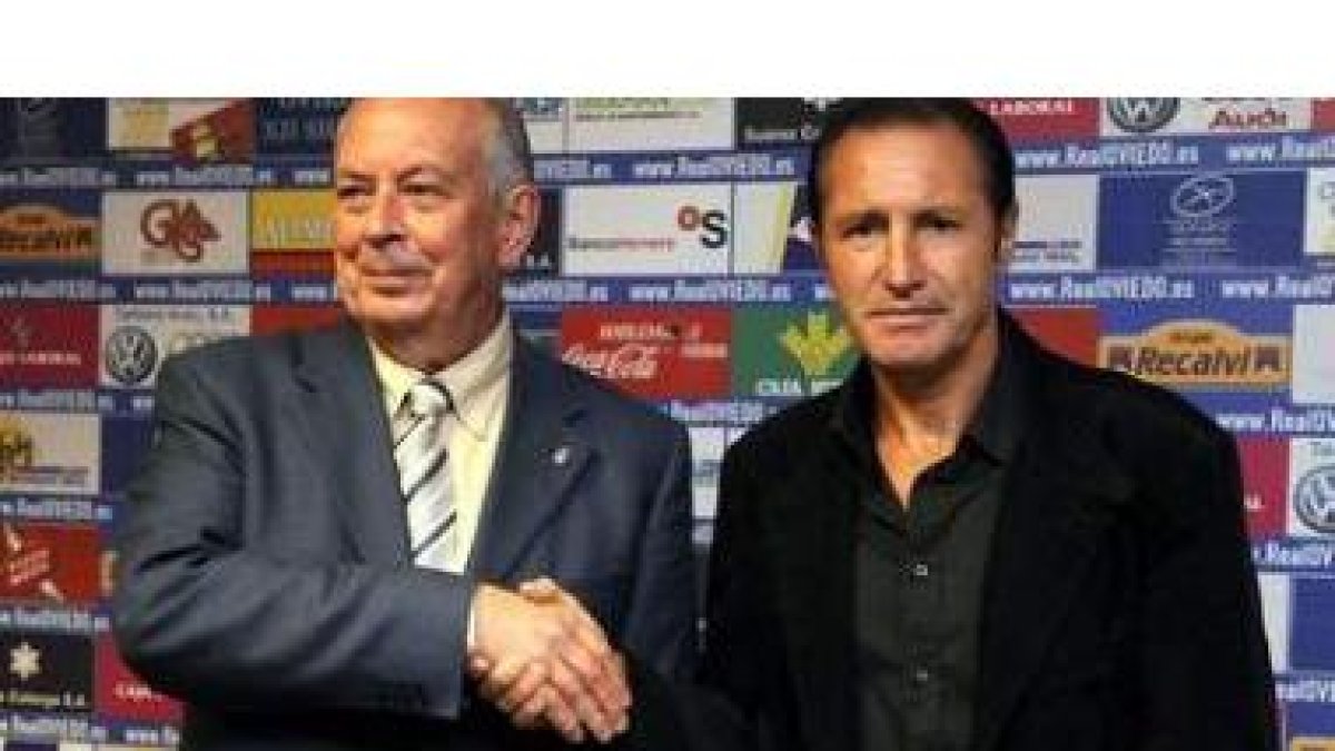 Pichi Lucas, ayer en su presentación como nuevo entrenador del Real Oviedo, acompañado por el presid