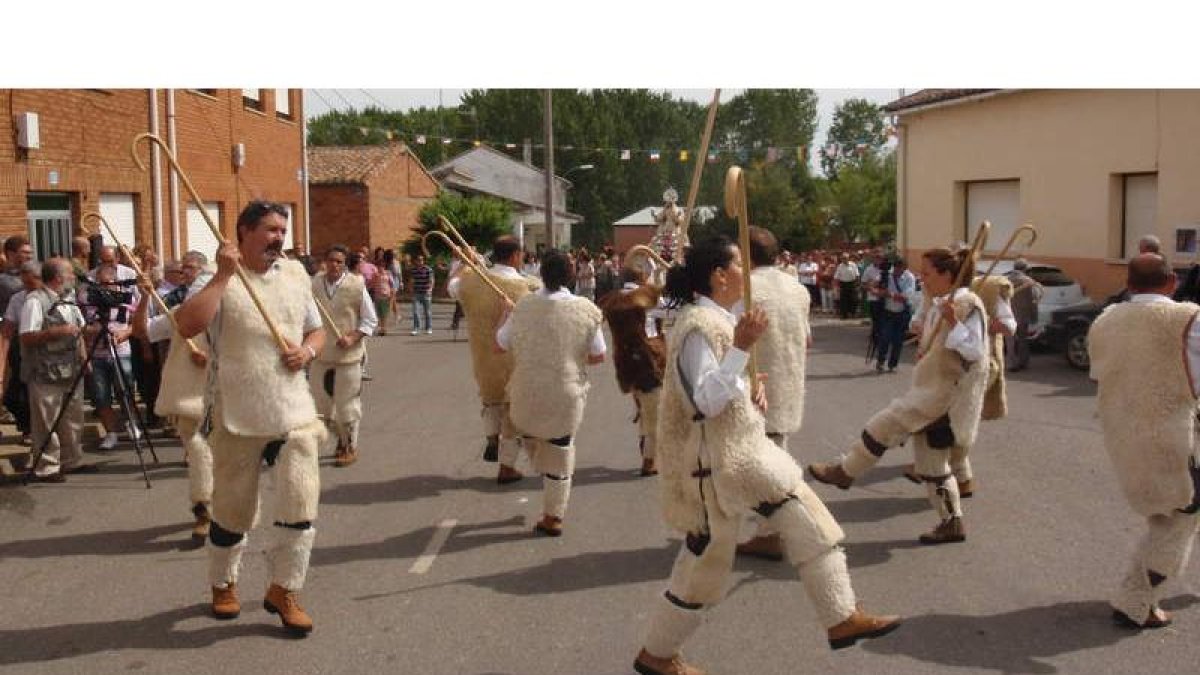 Un momento de la danza con las cachas de los pastores en la que rinden culto a su patrona, Nuestra Señora del Rosario.