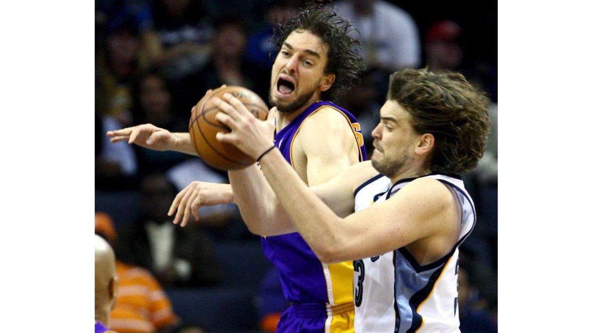 Los hermanos Gasol enfrentados en un partido.
