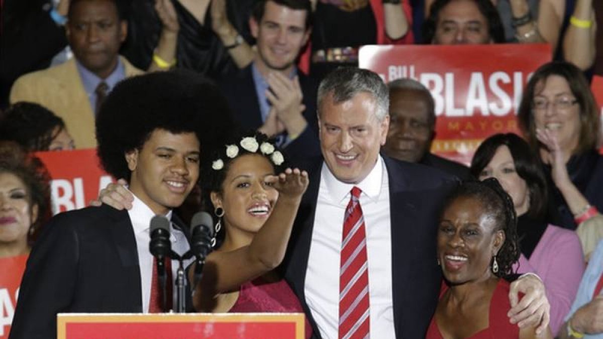 Bill de Blasio celebra su victoria arropado por su esposa y sus dos hijos, esta madrugada en Nueva York.