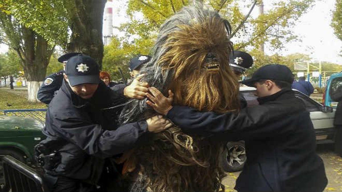 La policía ucraniana detiene a Chewbacca por aparcar mal.