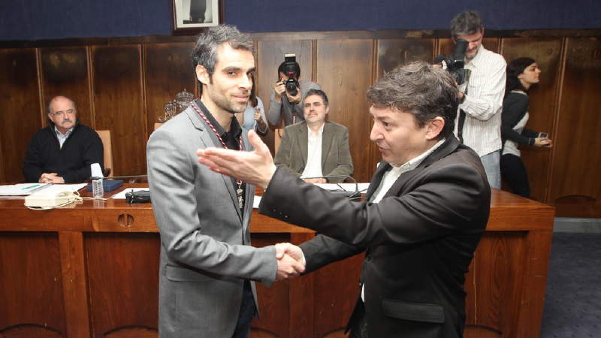 Folgueral invita a Gallardo a ocupar su escaño tras su toma de posesión el 30 de marzo de 2013.