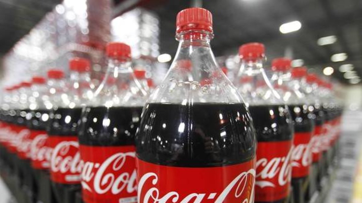 Botellas de Coca-cola en una fábrica preparadas para su distribución.